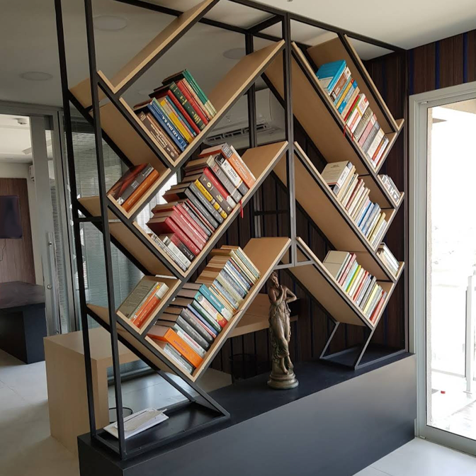 Estante de livros angulada