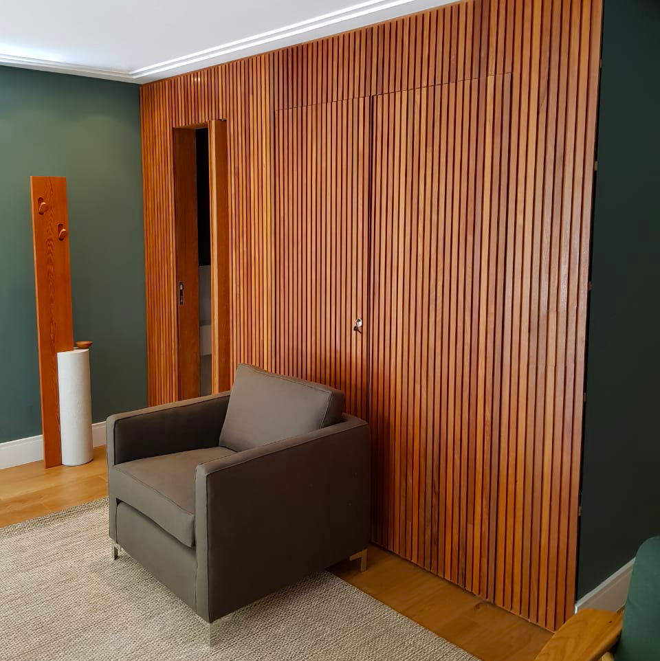 painel com porta secreta