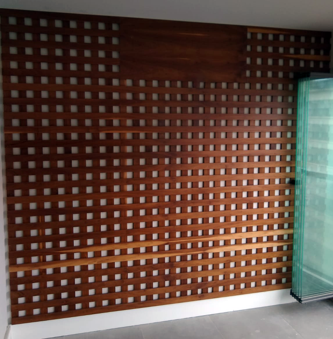 painel quadriculado de madeira